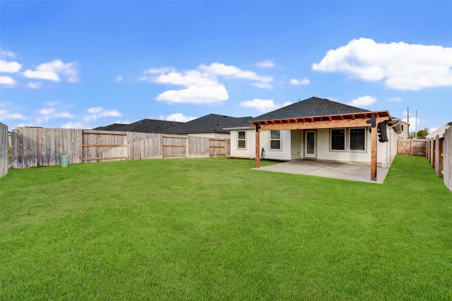 Exterior details and patio area of a home in Post Oak Pointe, Fresno (Image 4).