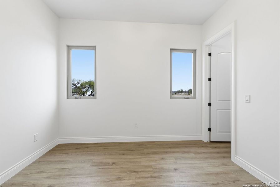 Spacious, unfurnished interior of a new home in , Bandera (Image 40).