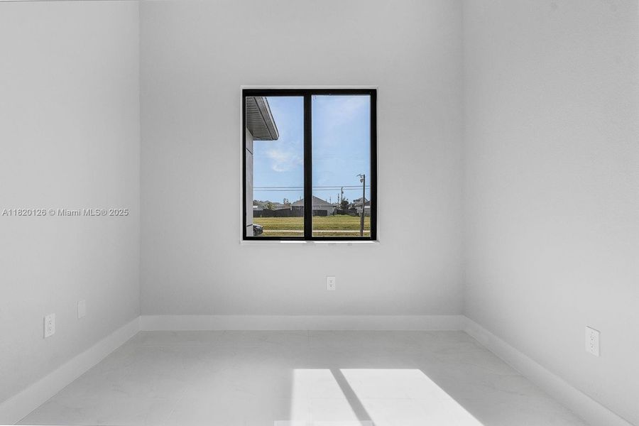 Spacious, unfurnished interior of a new home in , Cape Coral (Image 19).