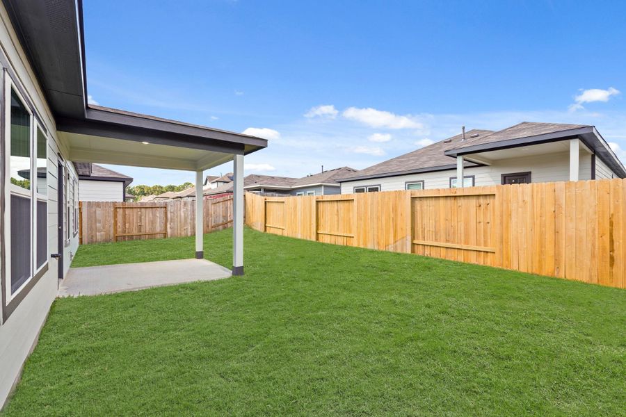 Exterior details and patio area of a home in Lexington Heights, Willis (Image 4).