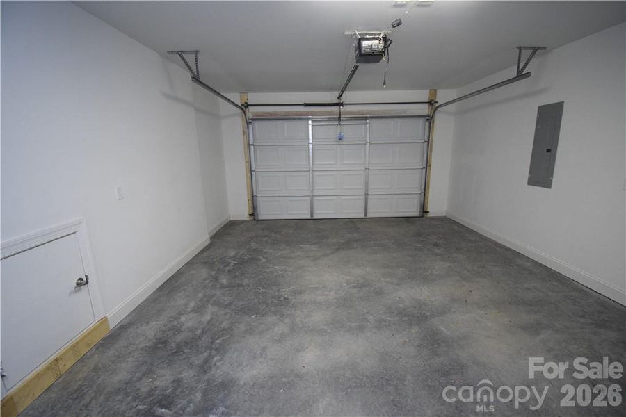 Spacious, unfurnished interior of a new home in , Hickory (Image 25).