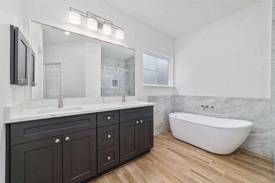 Double sinks with stylish soaking tub. Double sinks with stylish soaking tub.