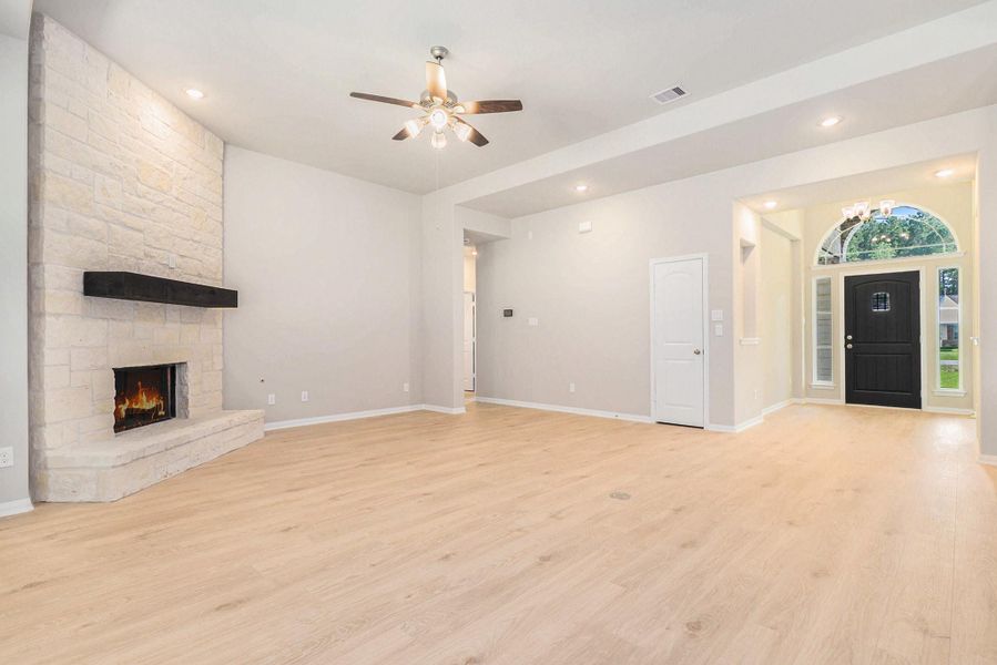 Spacious, unfurnished interior of a new home in , Bay City (Image 31).