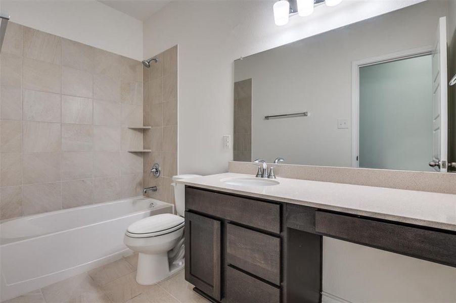 Furnished interior view inside a new home in Cottonwood Creek, Seagoville (Image 9). Furnished interior view inside a new home in Cottonwood Creek, Seagoville (Image 9).