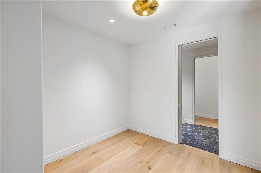 Spacious, unfurnished interior of a new home in , Brookhaven (Image 25).