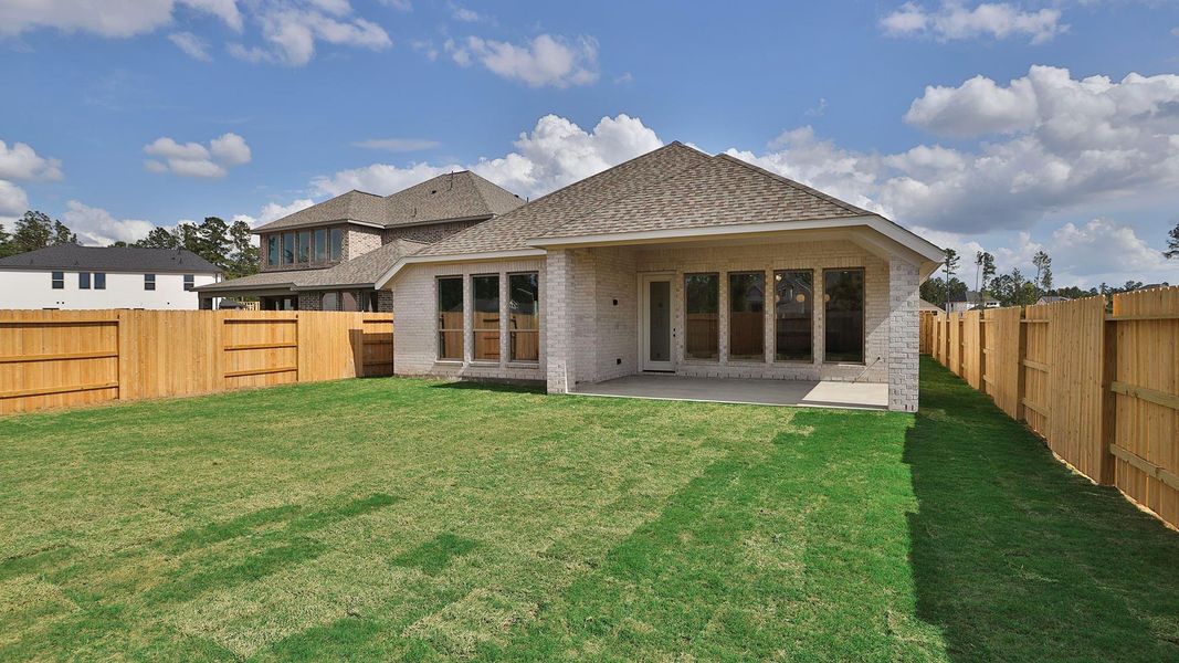 Exterior details and patio area of a home in Evergreen, Conroe (Image 2).