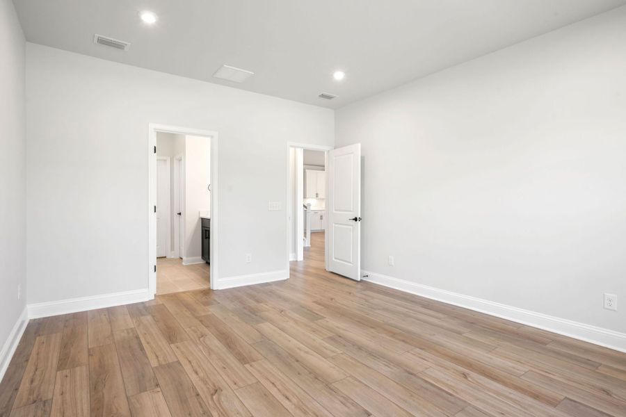 Spacious, unfurnished interior of a new home in Heartwood, Richmond Hill (Image 25).