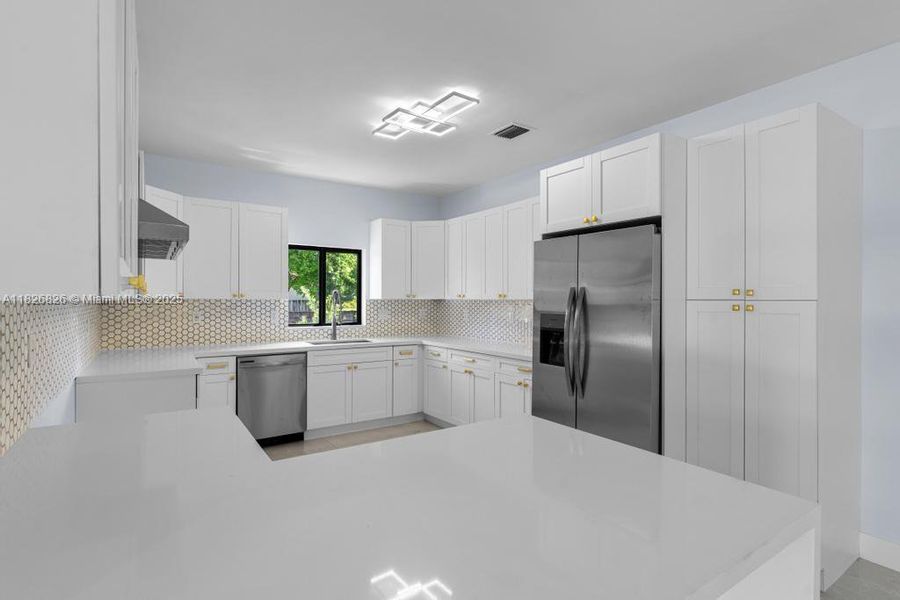 Spacious, unfurnished interior of a new home in , Cutler Bay (Image 34).