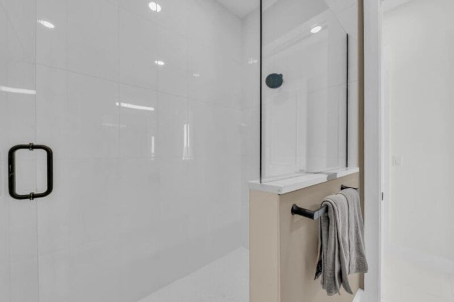 Representative interior finishes for a home built from the Silver Palm – Phase 2 by Medallion Home in Aqua, Bradenton (Image 21).