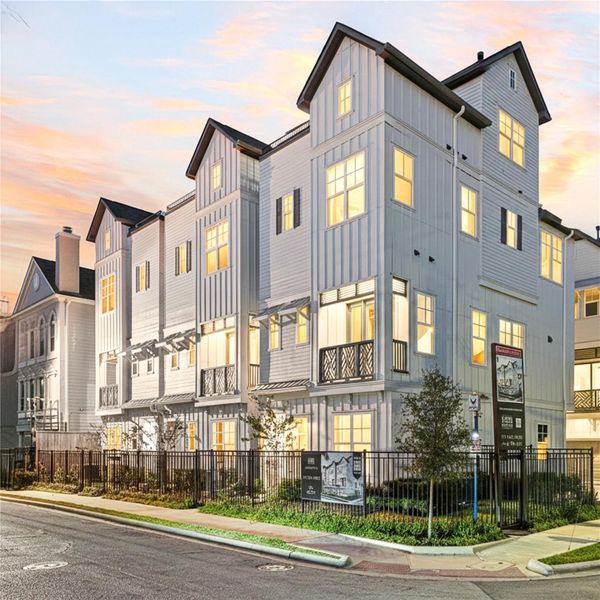 Condo located in Houston, TX showcasing its design and architecture (Image 4).