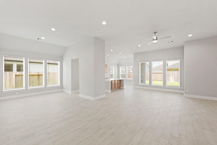 Spacious, unfurnished interior of a new home in Briarwood Crossing, Rosenberg (Image 34).
