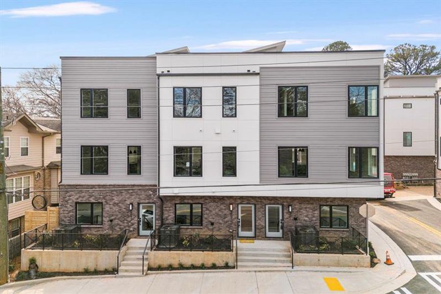 Condo located in Atlanta, GA showcasing its design and architecture (Image 3).