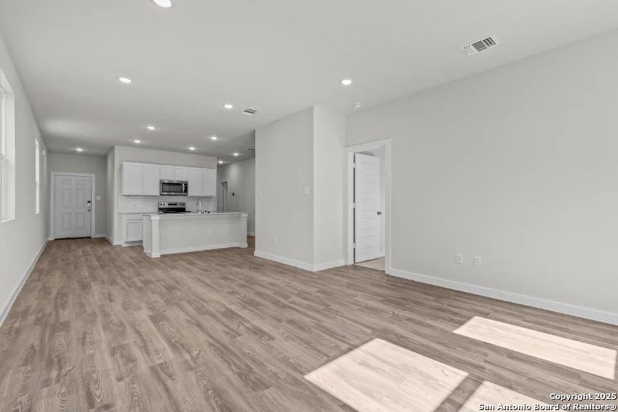Spacious, unfurnished interior of a new home in Mesa Vista, San Antonio (Image 15).