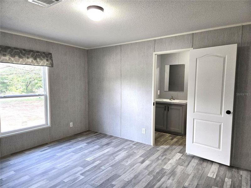 Spacious, unfurnished interior of a new home in , Bronson (Image 12).