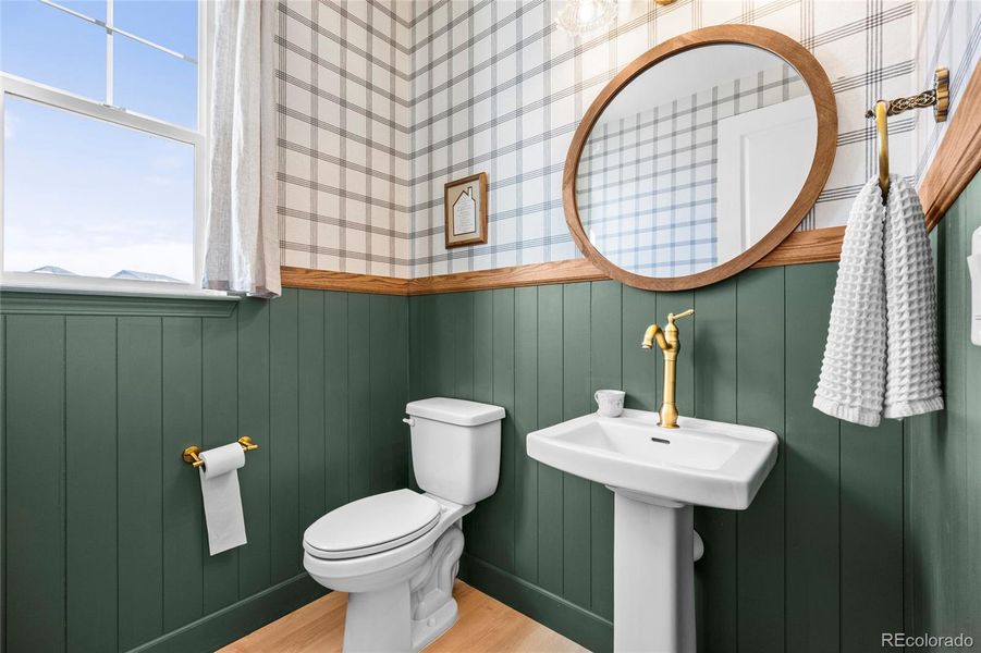 mainfloor powder room