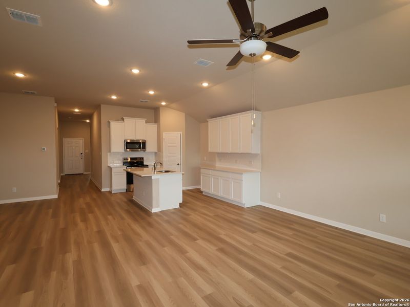 Spacious, unfurnished interior of a new home in Meadows at Clear Springs, New Braunfels (Image 37).
