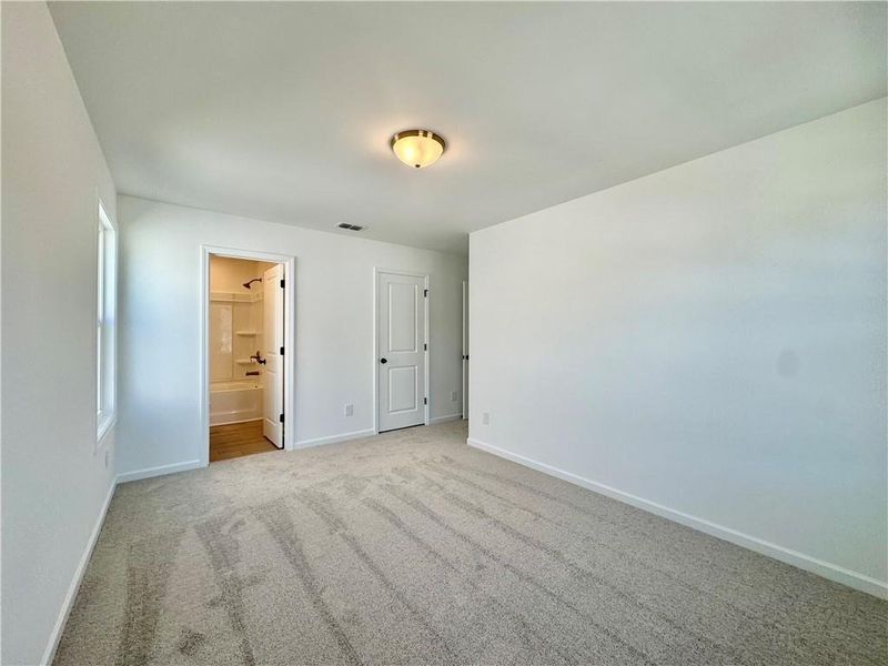Spacious, unfurnished interior of a new home in Eastlyn Crossing, Flowery Branch (Image 21).