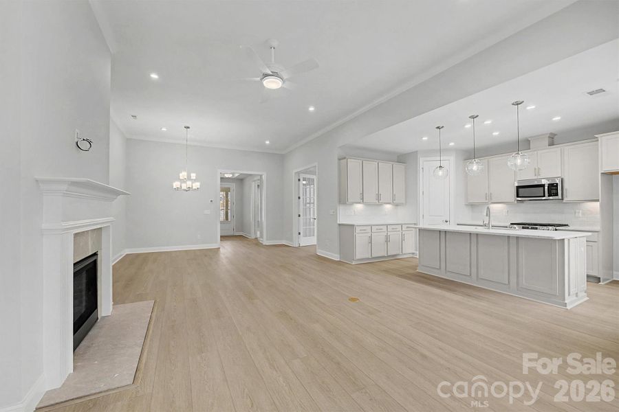 Spacious, unfurnished interior of a new home in Handsmill on Lake Wylie, York (Image 13).