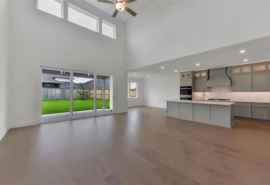 Spacious, unfurnished interior of a new home in Evergreen 55', Conroe (Image 6).