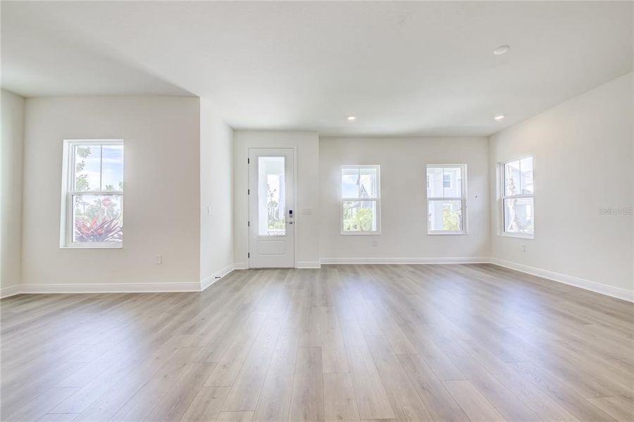Spacious, unfurnished interior of a new home in Bungalow Walk at Lakewood Ranch, Sarasota (Image 27).