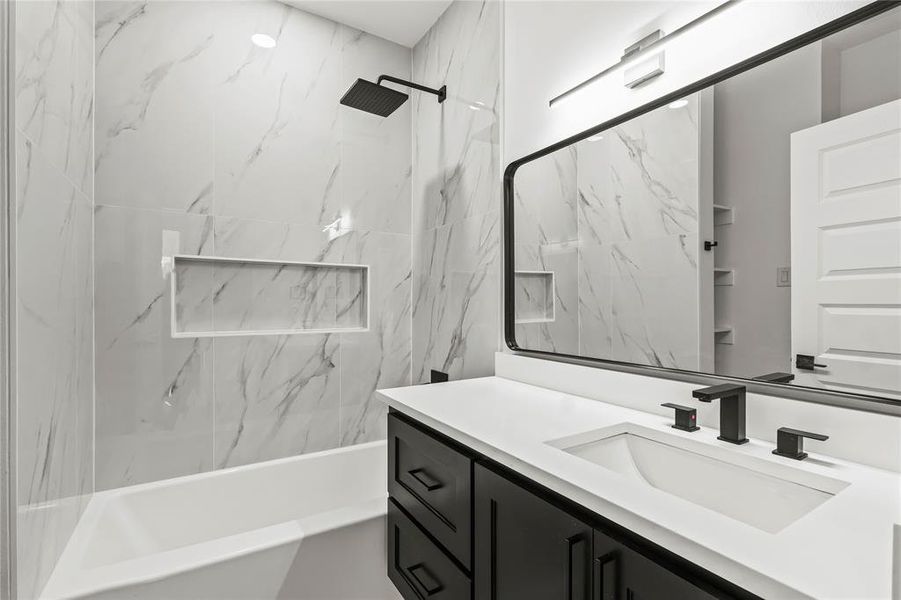 Bathroom with vanity and a combined bath / shower with marble appearance