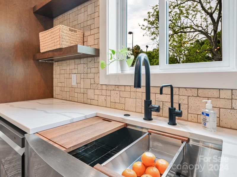 Apron sink with all the accessories Apron sink with all the accessories