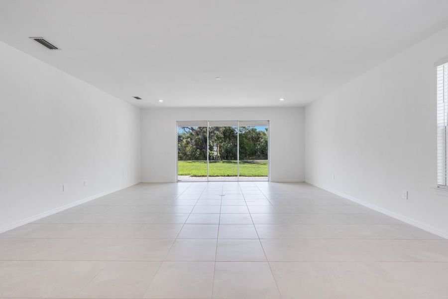 Spacious, unfurnished interior of a new home in Palms at Coasterra, Palmetto (Image 10).