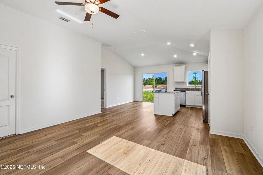 Spacious, unfurnished interior of a new home in , Jacksonville (Image 12).