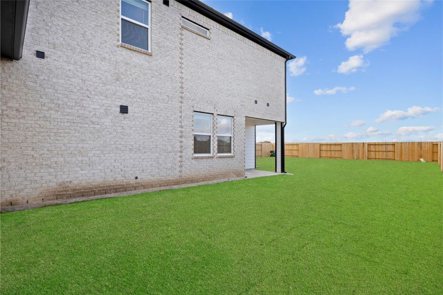 Exterior details and patio area of a home in Creekhaven, Iowa Colony (Image 23).
