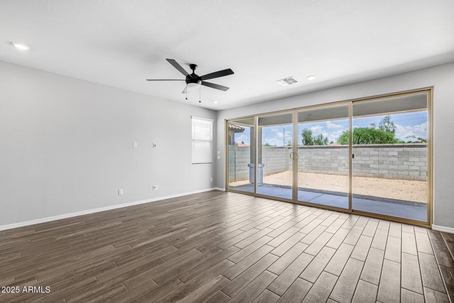 3)GREAT ROOM 3)GREAT ROOM