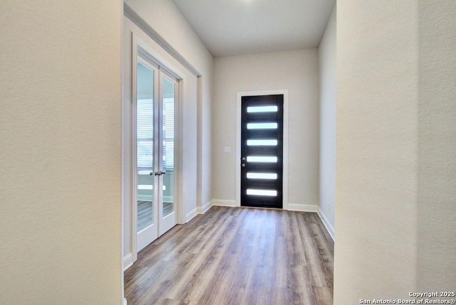 Spacious, unfurnished interior of a new home in Veramendi, New Braunfels (Image 15).
