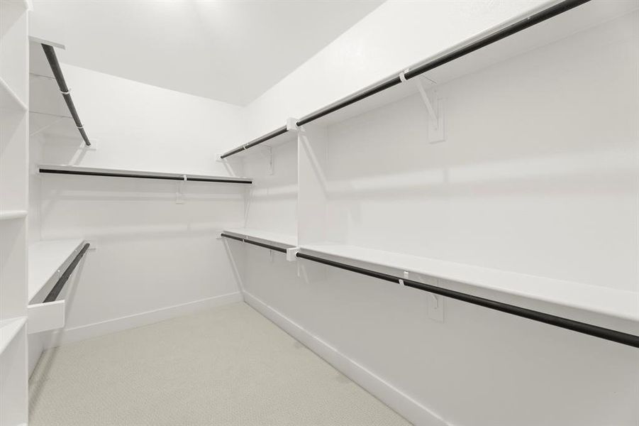 24. 1704 Silla - Closet