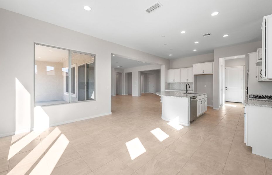Spacious, unfurnished interior of a new home in Sun City Anthem at Merrill Ranch, Florence (Image 20).