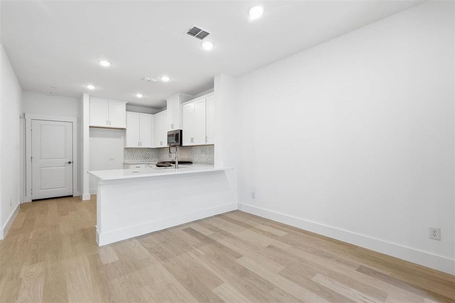 Spacious, unfurnished interior of a new home in , Arlington (Image 30).