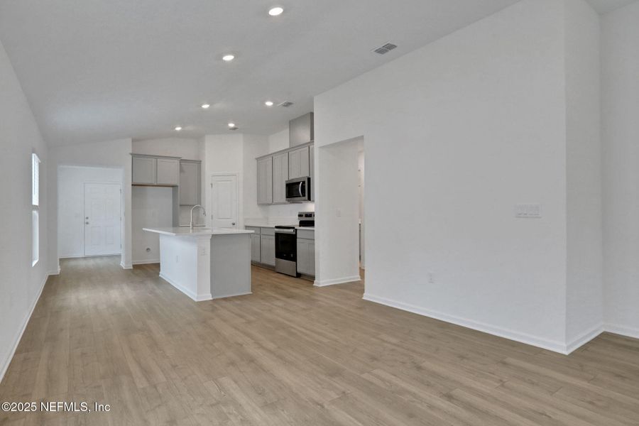 Spacious, unfurnished interior of a new home in Amberly, Green Cove Springs (Image 28).