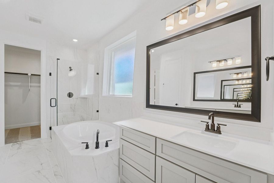 Furnished interior view inside a new home in Evergreen 50', Conroe (Image 9).