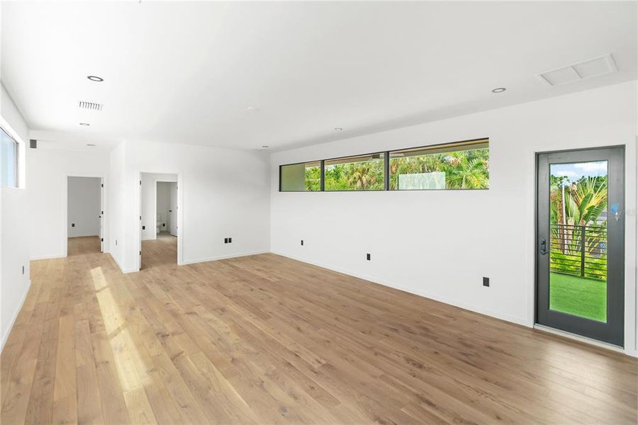 Spacious, unfurnished interior of a new home in , Sarasota (Image 54).