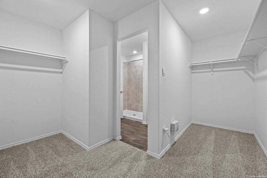 Spacious, unfurnished interior of a new home in Avenida, Converse (Image 14).