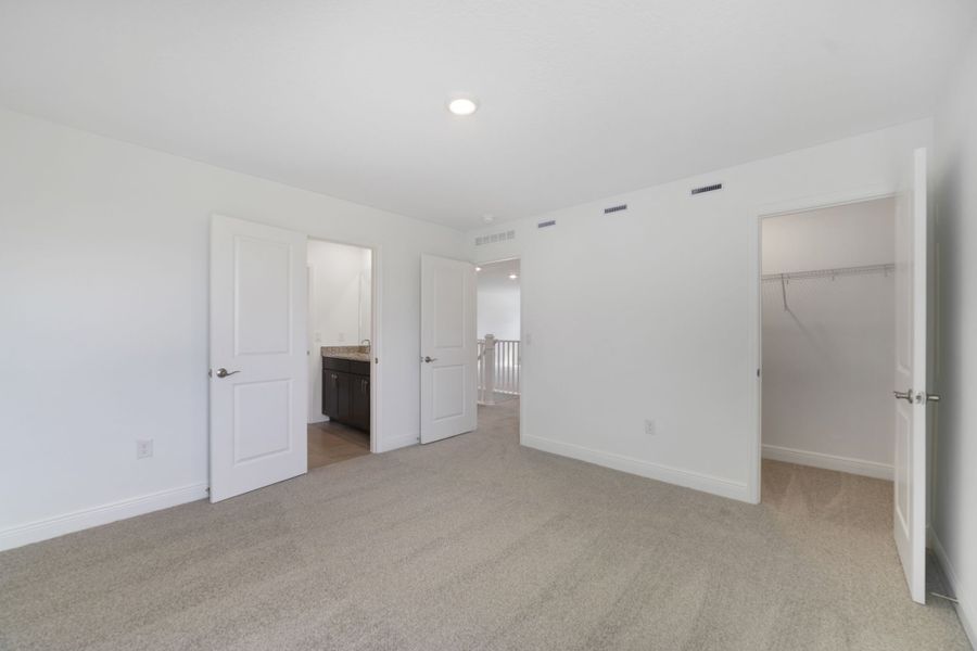 Spacious, unfurnished interior of a new home in Vintner Reserve, Clermont (Image 22).
