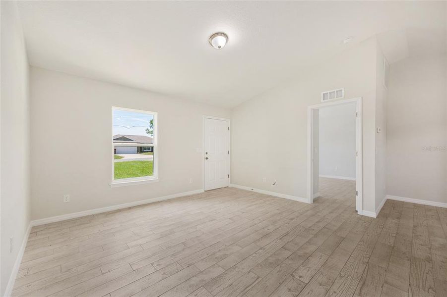 Spacious, unfurnished interior of a new home in , Ocala (Image 30).
