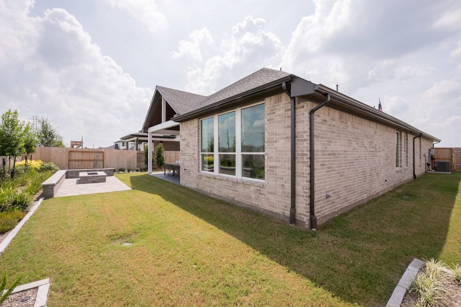 Representative exterior details of a home built from the Falcon by Tri Pointe Homes in Pecan Ridge, Fulshear (Image 27).