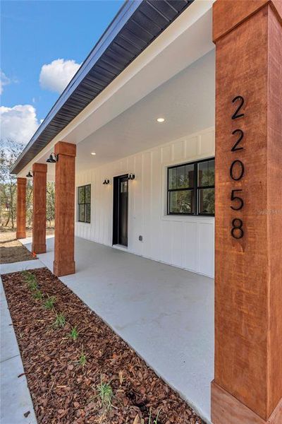 Exterior details and patio area of a home in , Dunnellon (Image 29).