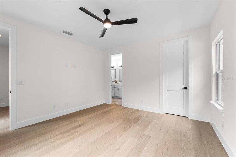 Spacious, unfurnished interior of a new home in , Orlando (Image 24).