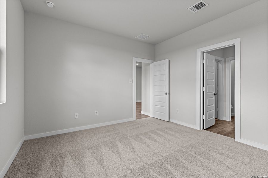 Spacious, unfurnished interior of a new home in Mesa Vista, San Antonio (Image 14).