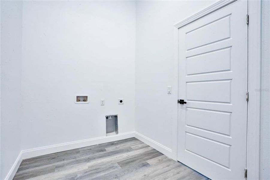 Spacious, unfurnished interior of a new home in , Lake Alfred (Image 32).