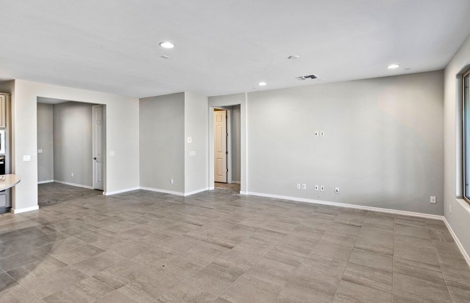 Spacious, unfurnished interior of a new home in Del Webb at Rocking K, Tucson (Image 15).