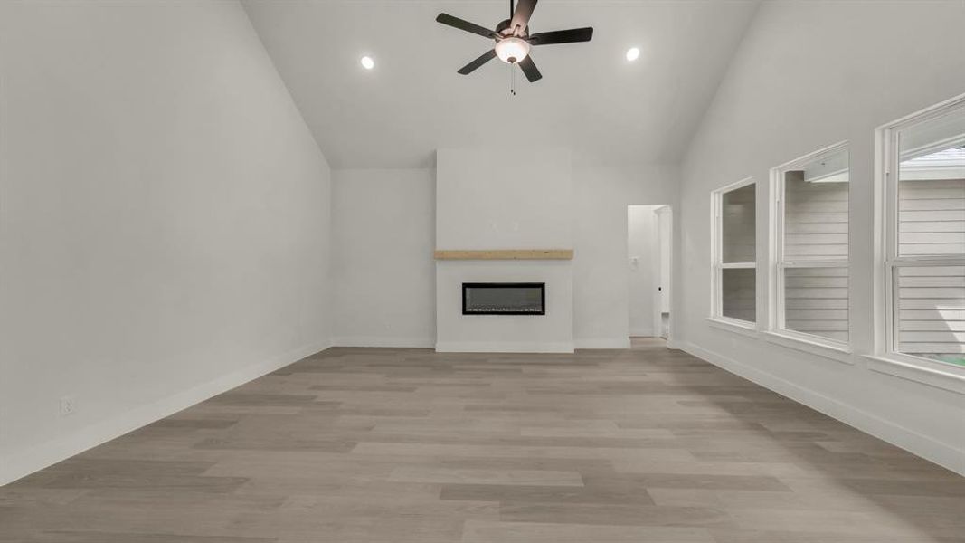 Spacious, unfurnished interior of a new home in Freeman Ranch, Weatherford (Image 23).