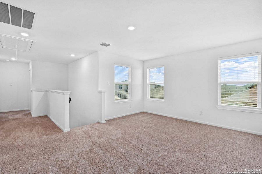 Spacious, unfurnished interior of a new home in Luckey Ranch, San Antonio (Image 6).