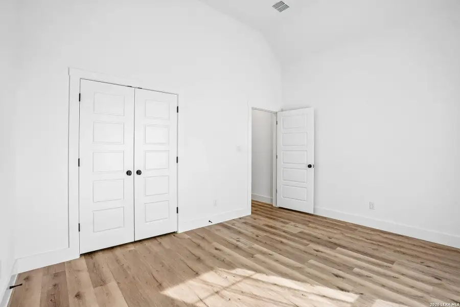 Spacious, unfurnished interior of a new home in , Canyon Lake (Image 23).