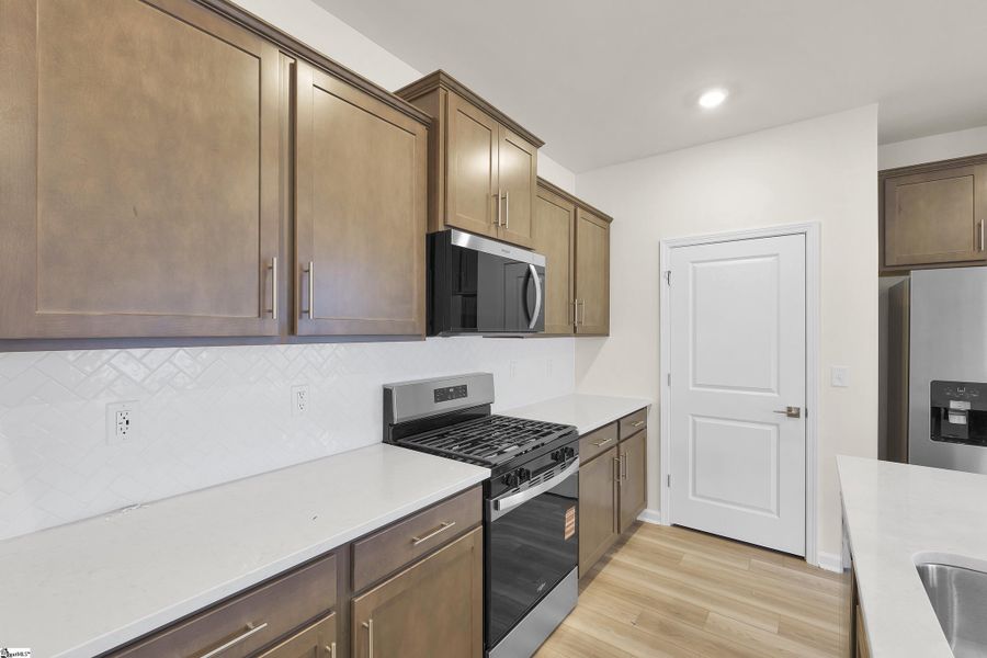 Furnished interior view inside a new home in Sedona, Greenville (Image 7).